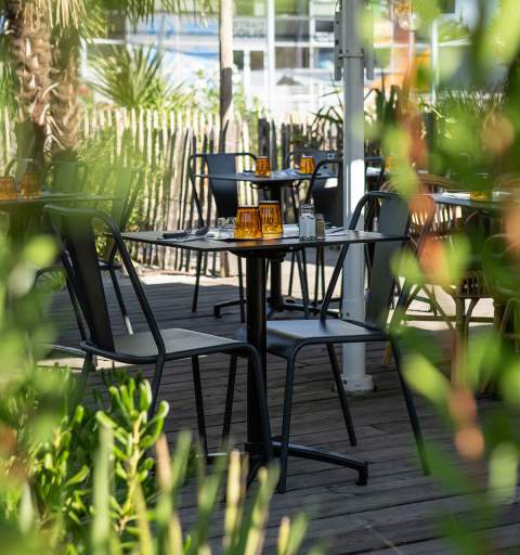 Une terrasse arborée, paisible et conviviale