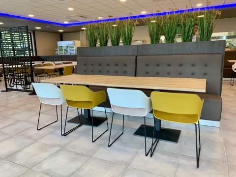 Un style design, coloré et moderne pour cet espace de restauration en entreprise