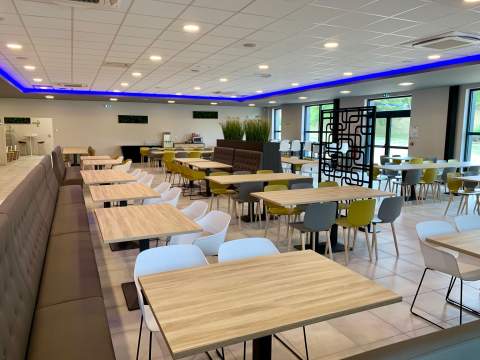 Un style design, coloré et moderne pour cet espace de restauration en entreprise