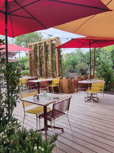 Terrasse colorée avec de jolis voilages pour la terrasse de La Côte et L'Arête