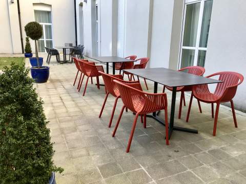 Jolie terrasse - sièges en polypropylène et plateau compact assorti