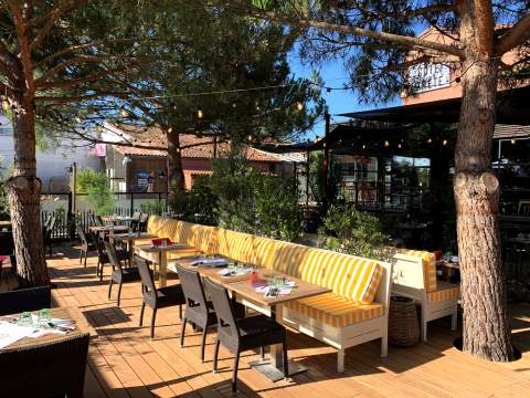 Banquette sur-mesure pour la terrasse de La Côte et L'Arête