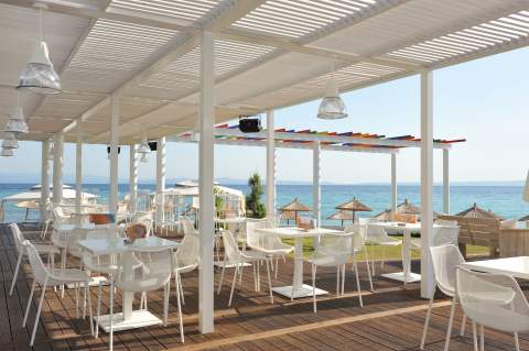 Une terrasse moderne pour un moment de détente