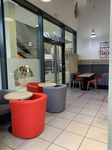 Banquettes, fauteuils et tables basses pour un esprit lounge dans ce fast food