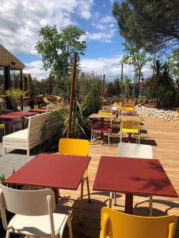 Belle terrasse extérieure avec jolies chaises alu et voiles