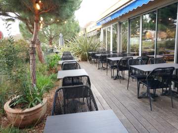 Une terrasse épurée et confortable