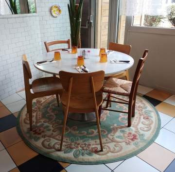 Une superbe table en marbre associée à de jolies chaises en bois pour une vraie ambiance à l'italienne