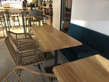 Superbe banquette en velours bleu accompagnées de chaises en rotin et d'une table en bois massif chants écorcés