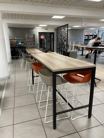 Cafétéria des étudiants - chaises AXELLE et tables ANCEL : un style indus et moderne