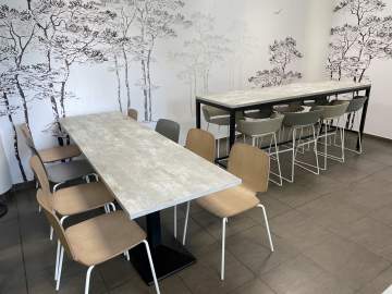 Espace de restauration du personnel : papier peint arboré et mobilier design