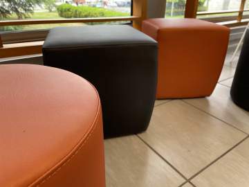 Coin détente composé de poufs au sein de la cafétéria 