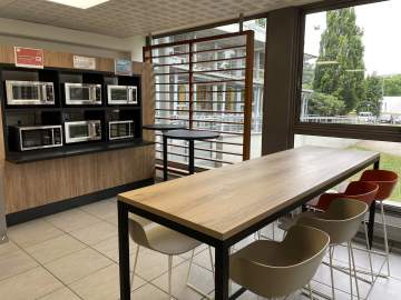 Cafétéria des étudiants - chaises AXELLE et tables ANCEL : un style indus et moderne