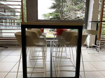 Cafétéria des étudiants - chaises AXELLE et tables ANCEL : un style indus et moderne