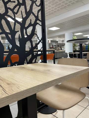 Cafétéria des étudiants - chaises AXELLE et tables ANCEL : un style indus et moderne