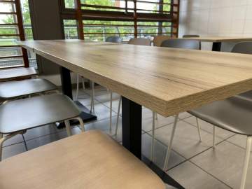 Cafétéria des étudiants - chaises AXELLE et tables ANCEL : un style indus et moderne