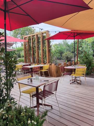 Belle terrasse extérieure avec jolies chaises alu et voiles