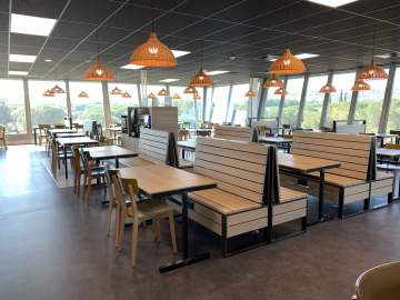 Banquettes sur-mesure, fonctionnelles et faciles d'entretien associées à leurs chaises