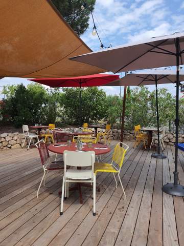 Belle terrasse extérieure avec jolies chaises alu et voiles