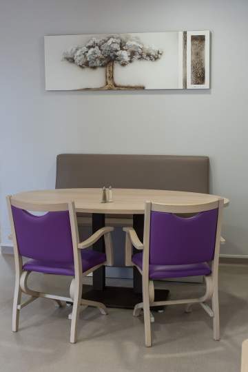 Esprit restaurant dans la salle à manger avec cette jolie banquette