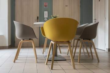 Des fauteuils colorés et enveloppants