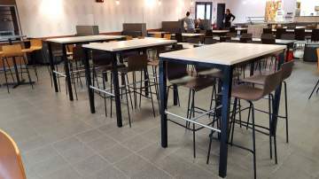 Des tables et des mange-debouts pour varier les espaces