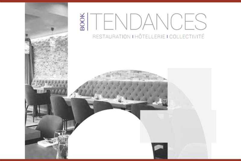 Book Tendances Restauration, Hôtellerie & Collectivité Couverture Book Tendances Restauration Hôtellerie Collectivité, ambiance restaurant noir et blanc avec banquettes capitonnées et chaises modernes.