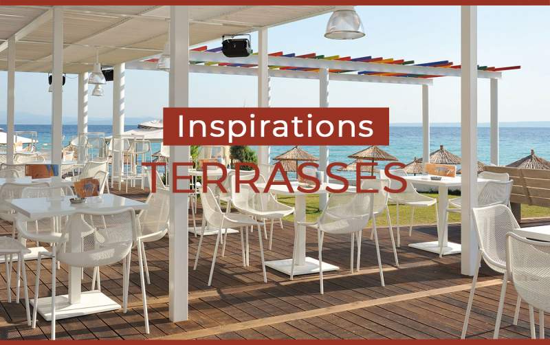 Inspirations Terrasses: Mobilier Moderne Plage Terrasse de restaurant moderne avec mobilier blanc face à la mer. Texte : Inspirations TERRASSES.