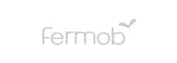 Logo Fermob : Mobilier d'extérieur design Logo de Fermob en gris clair sur fond blanc, représentant le mot « Fermob » surmonté d'un petit motif stylisé évoquant une feuille ou une aile.