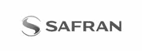 Logo Safran : Symbole et Nom de l'Entreprise Aéronautique Logo monochrome de Safran : un symbole 'S' stylisé et dynamique dans un cercle, suivi du nom de l'entreprise en majuscules grises.